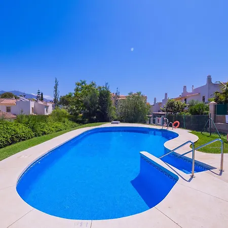 Cubo's Townhouse Sierrezuela Фуэнхирола
